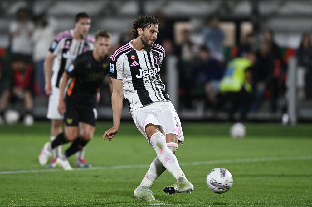 暗示续约还是离队？刘洋晒与瓦科互换球衣照片