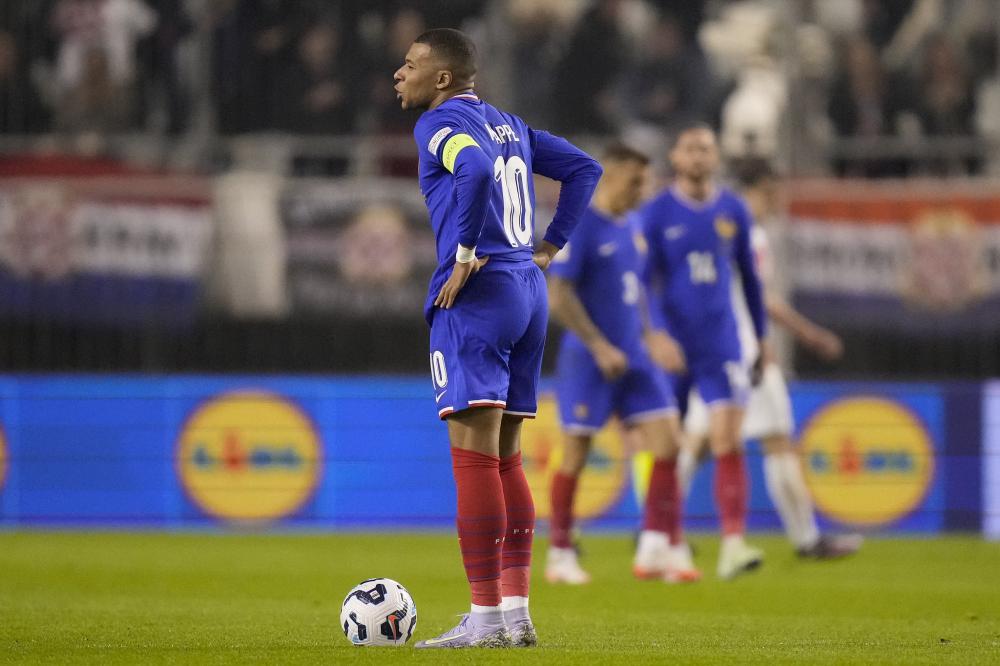 杜兰特篮下补篮，逆转比赛