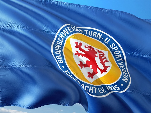 东西部得分王各砍10分，詹姆斯贡献劈扣，两队首节战平